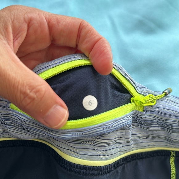 Lululemon speed shorts 2.5” size 6 - Picture 6 of 6